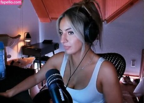 Honeyxxo adult star img