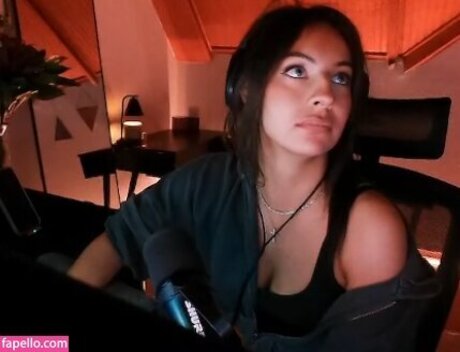 Honeyxxo adult model picture