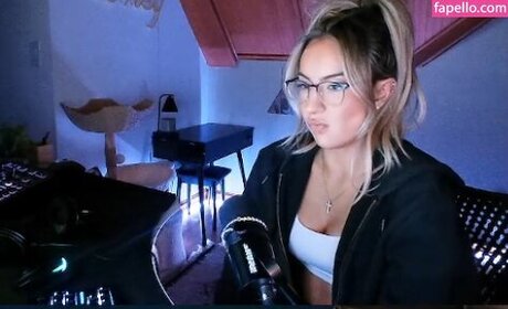 Honeyxxo pornstar xxx image