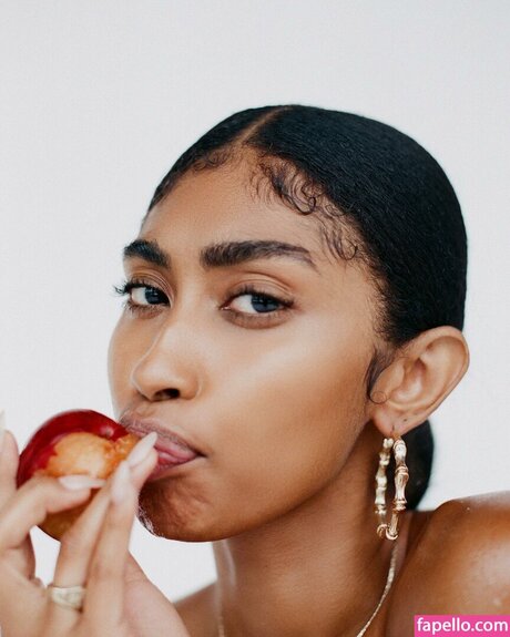 Jasmine Chola pretty star photo