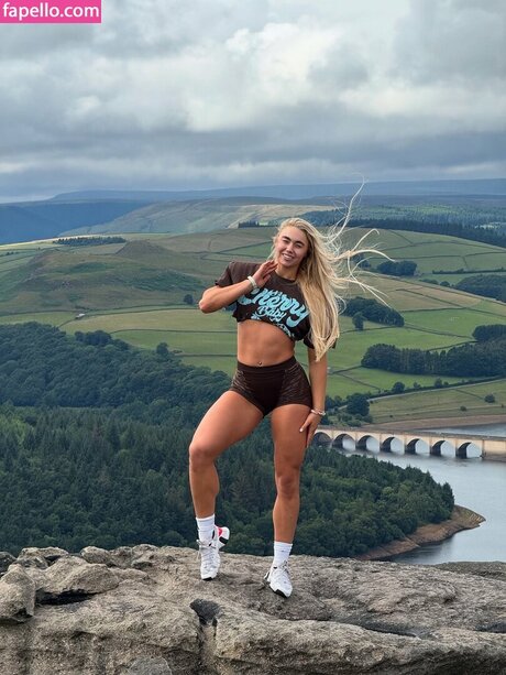 Livi Sheldon model high quality photo