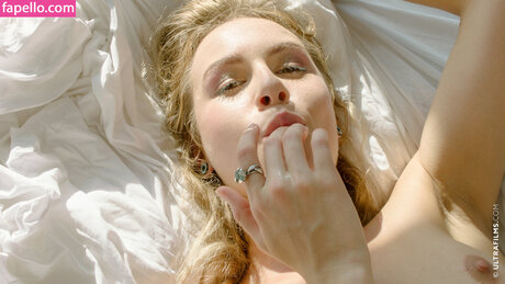 eating onlyfans naked picture