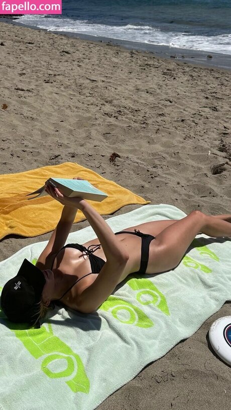 Madeleine Arthur nude star pics