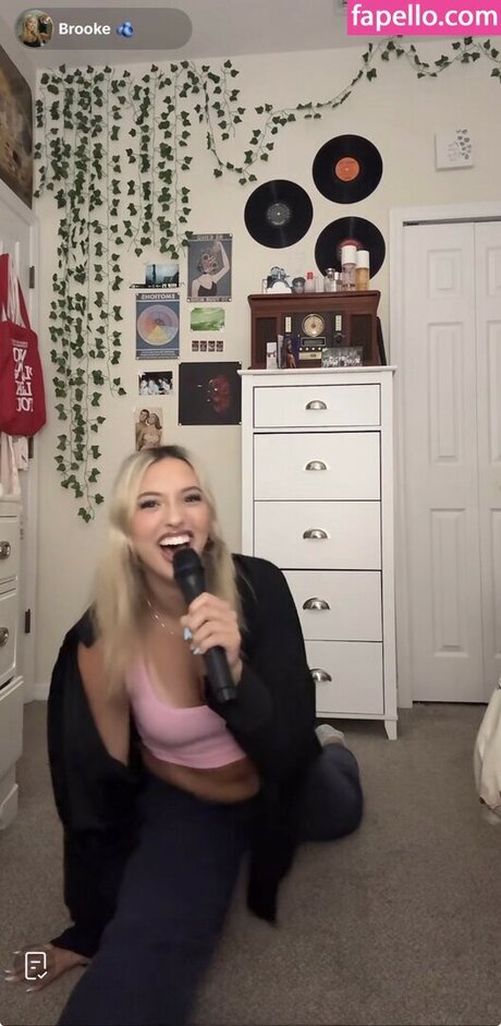 Cloud ASMR pornographic actress image