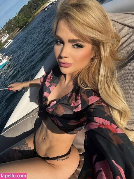 Debora Julia pretty actress image