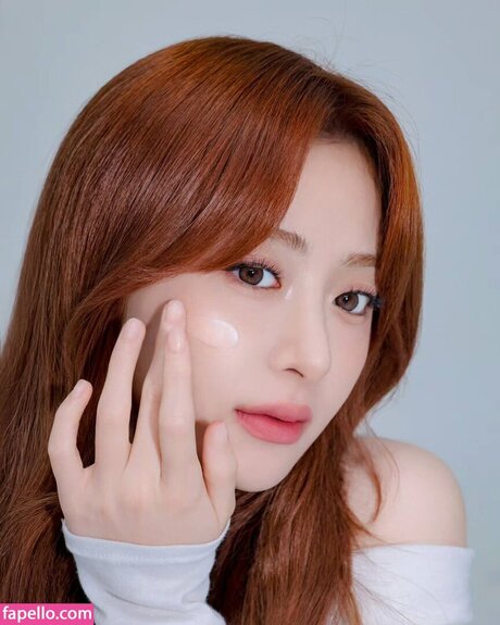 Huh Yunjin_ star nudes pic