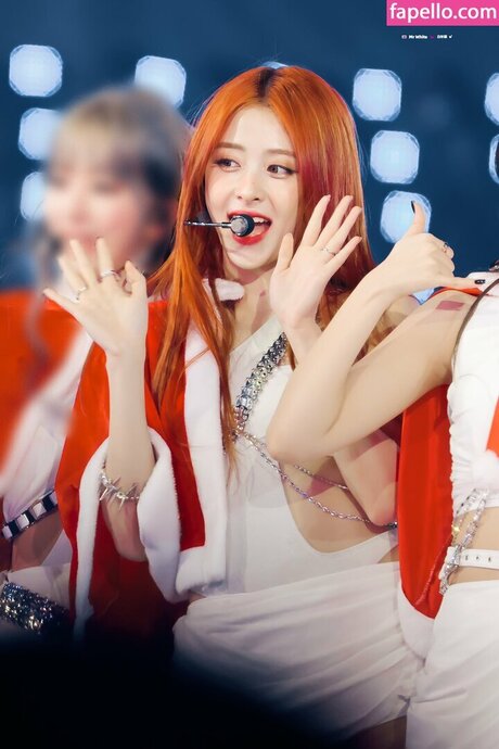 Huh Yunjin_ model nude pic