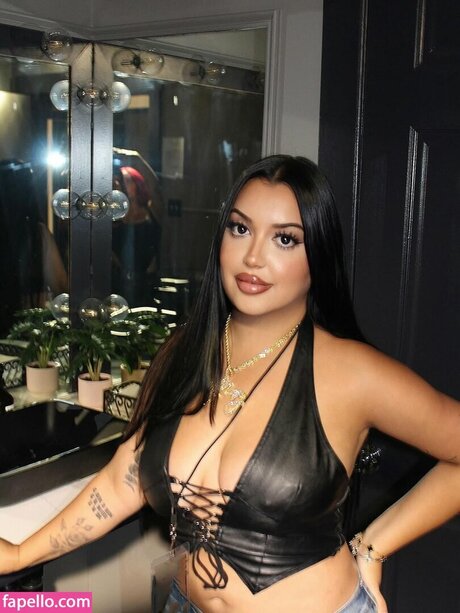 Ariel Sanson sexy model pictures