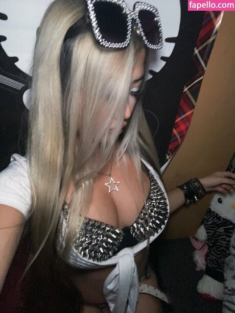 Miley Vang model nude pictures