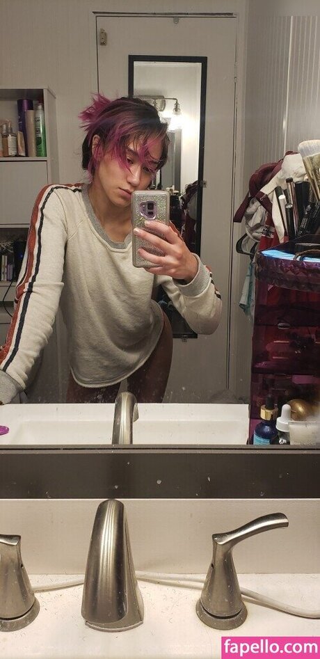 Queen Tofu naked actress photo