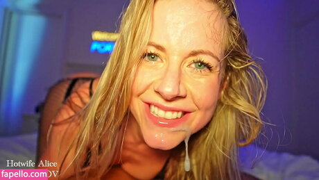 hotwifealice art star photo