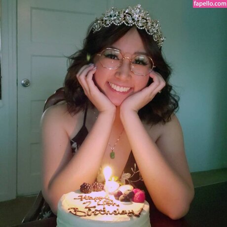 Sophia Phan sexy actress img