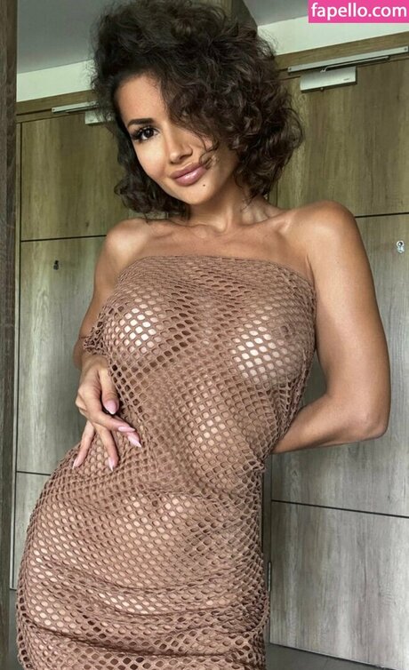 Curly Amelia top star pics
