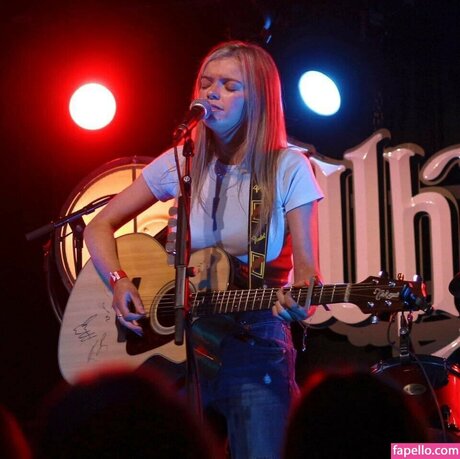 Zoe Clarke model free picture