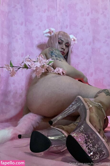 Humiliatrixg naked model images