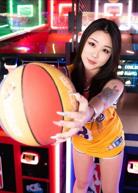 Hanavocado model naked image