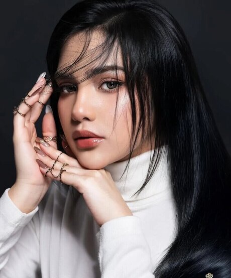 Davina Karamoy pretty actress photo