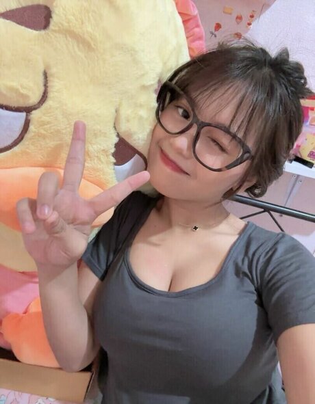 Riska Saputri hot star gallery