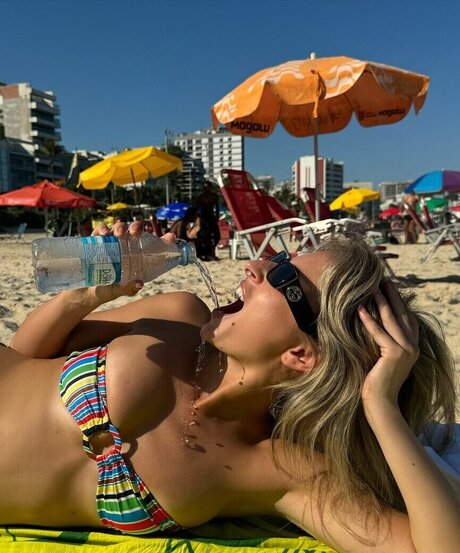 izzipoopi erotic model pic