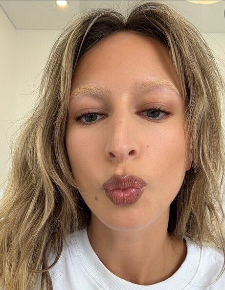 izzipoopi naked star image