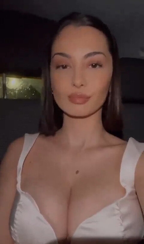 Adelaide T model naked pic