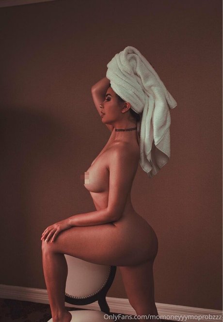 momoneyyymoprobzzz nude model photos