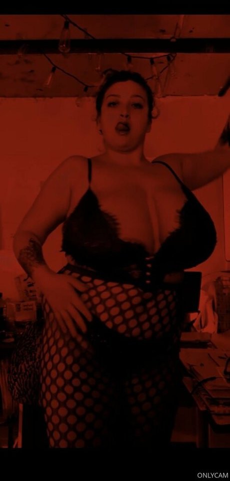 cambriacurves pornstar nude images