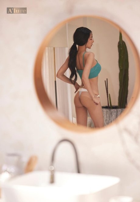 Gramploy model sexy pics