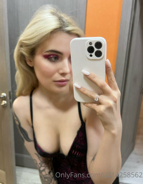 thedakotaa naked actress photos