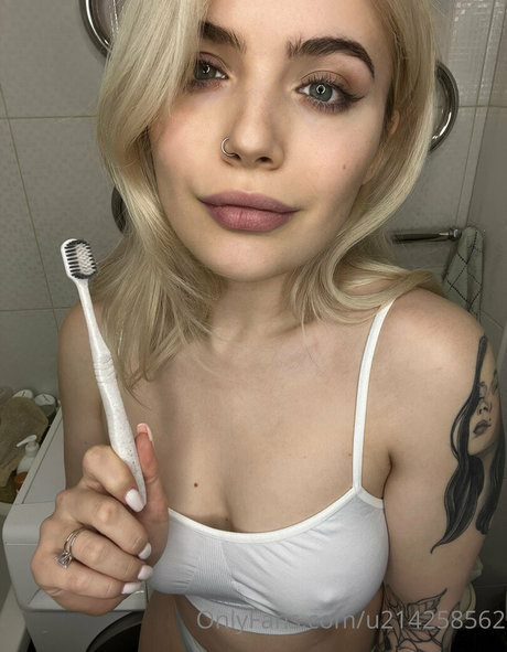 thedakotaa hot star img