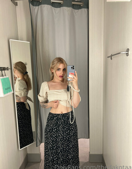 thedakotaa beautiful model photos