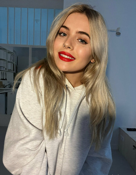 thedakotaa pornographic actress image