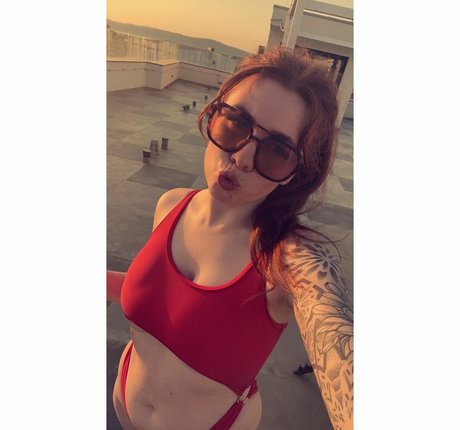 Molly Capper star adult pictures