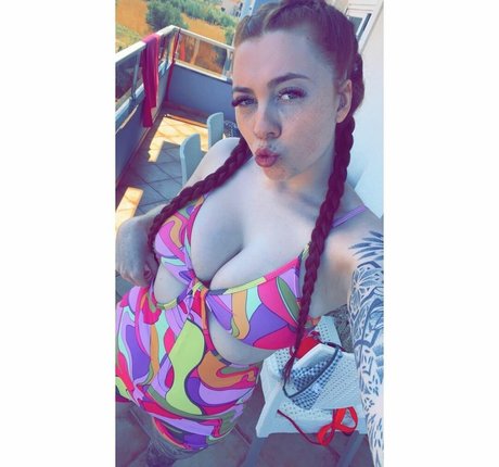 Molly Capper star adult images
