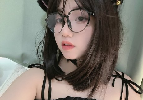 Mizaki Levi nude model pictures