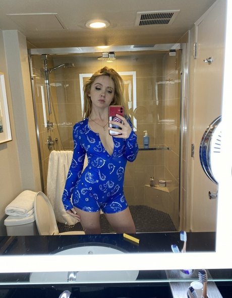 Nikole Nash actress img