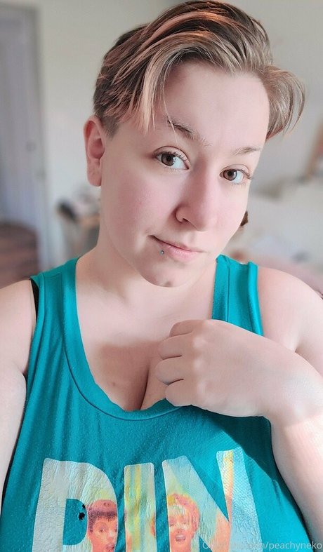 peachyneko star nude picture