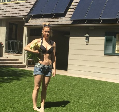 Iliza Shlesinger exclusive pornstar images