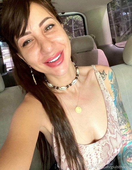giulsthemilf pornstar naked image