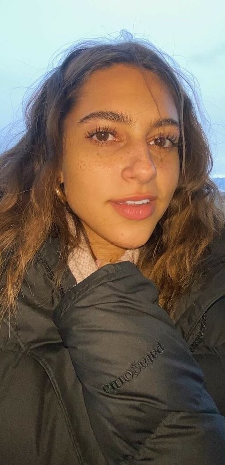 Renee Maudlena Noe model perfect image