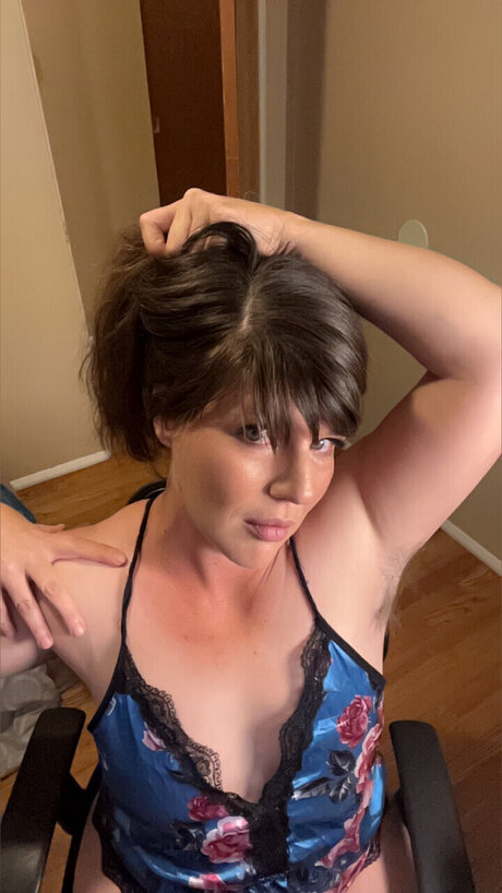 AppleAssAbby naked pornstar img