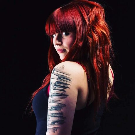 Sweet curvy Enleyx adult actress image