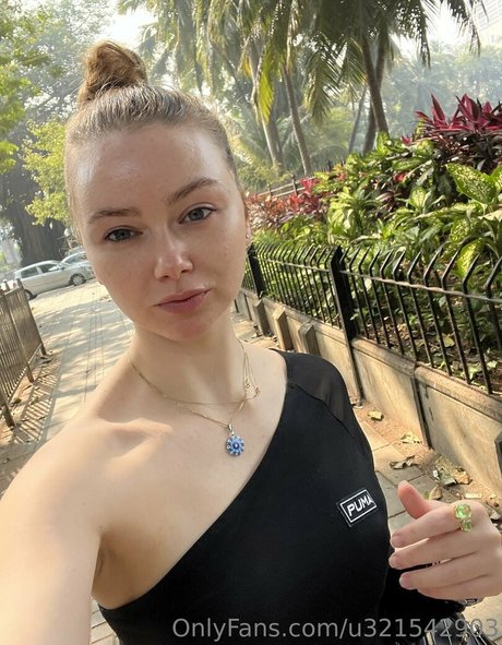 whitewee pornographic actress pics