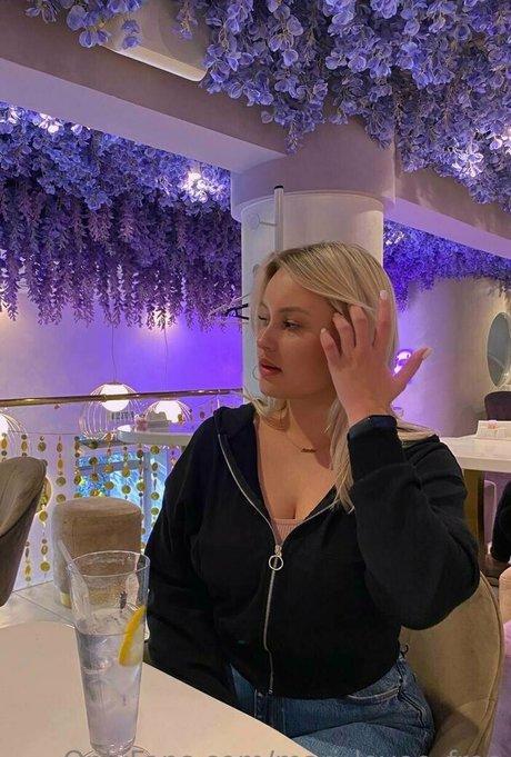 fluffy bun model pretty pics