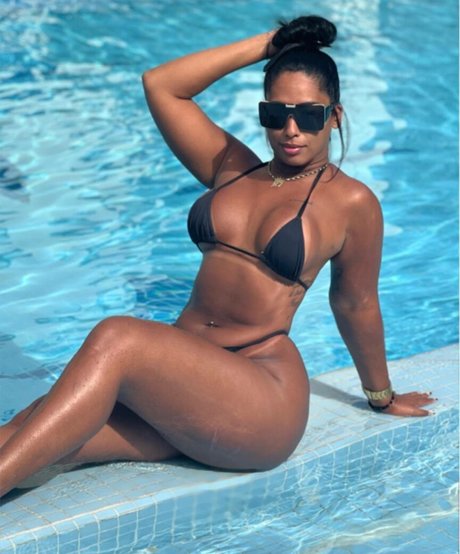 Thaynunes model top photos