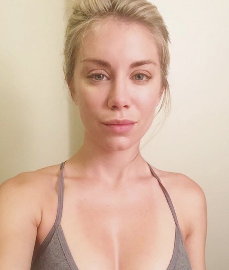 Jennifer Holland exclusive actress archive