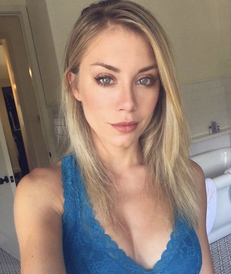 Jennifer Holland best model img