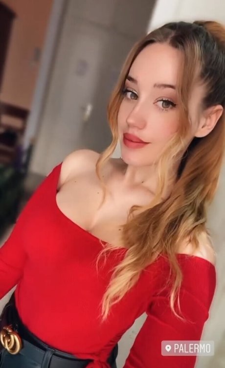 Lluna Clark erotic star pic