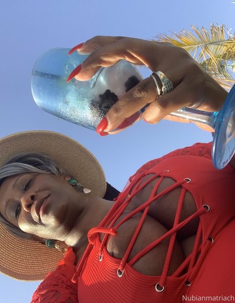 madam___caramel model images