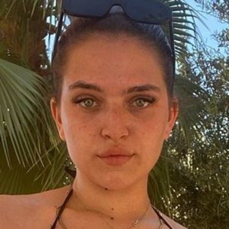 Mae Muller adult model pic